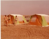unser erstes Zelt (links)
