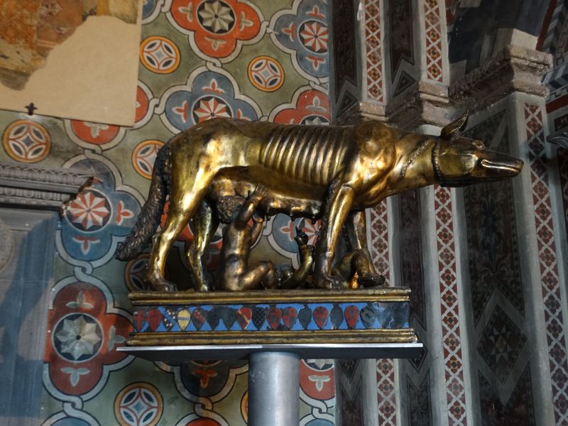 Statue des Remus mit der Wölfin. Sein Sohn Senius soll Siena gegründet haben.