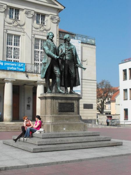 Goethe mit Schiller vor dem Theater 