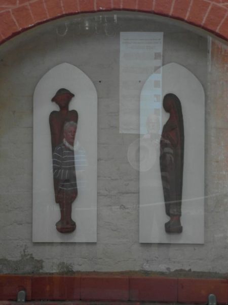 zwei Terrakotta-Figuren für den "Fries der Lauschenden" von Ernst Barlach 