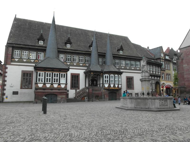 Rathaus mit Till-Eulenspiegel-Brunnen